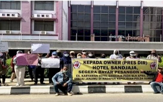 Eks karyawan Hotel Sandjaja Palembang menggelar aksi demo menuntut manajemen membayarkan pesangon mereka. (Ist/rmolsumsel.id)