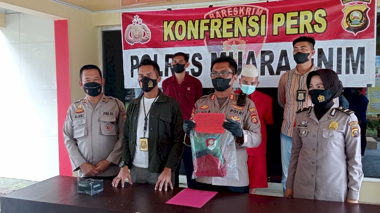 Kapolres Muara Enim, AKBP Aris Rusdiyanto didampingi Kasat Reskrim AKP Widhi Andika Dharma memberikan keterangan oers terkait ungkap kasus asusila. (Noviansyah/RmolSumsel. Id). 