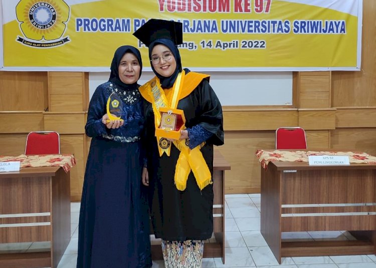 Nabila Aprianti (kanan) bersama ibunya Rohana (kiri) usai Yudisium ke-97 Program Pascasarjana Unsri. (ist/rmolsumsel.id)