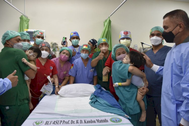 Tim dokter yang terlibat dalam operasi pemisahan kembar siam Joana dan Jovelin bersuka cita usai operasi berjalan sukses, Kamis (21/4). (Dispenad/rmolsumsel.id) 