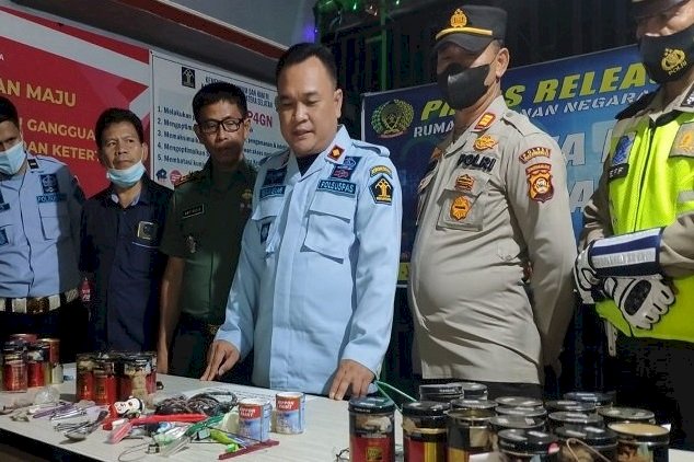 Tim gabungan Rutan Klas IIB Baturaja, Polres OKU dan Kodim 0403 OKU menggelar razia di Rutan Klas IIB Baturaja, Kamis (21/4) malam