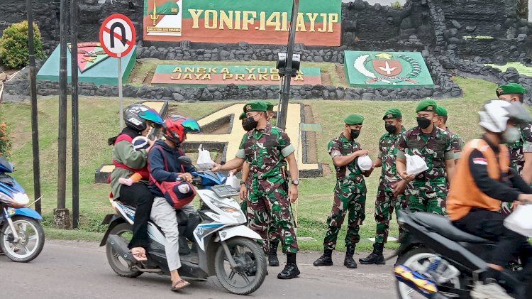 Komandan Batalyon Infanteri 141/AYJP, Letkol Inf Dani Indrajaya membagikan takjil di depan markas Yonif 141/AYJP. (Noviansyah/RmolSumsel.id). 