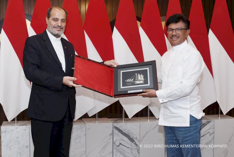 Penyerahan cinderamata antara Menkominfo Jhonny G Plate dan Dua Besar Iran usai pertemuan. (Kominfo/rmolsumsel.id)