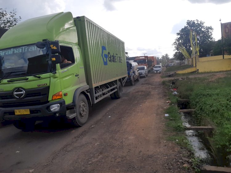 Kondisi kemacetan yang terjadi di sepanjang jalan di Kawasan Betung, Banyuasin, Sumsel. (Istimewa/rmolsumsel.id)