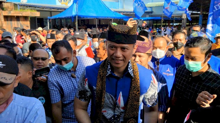 Ribuan warga saat menyambut kedatangan Ketum DPP PD Agus Harimurti Yudhoyono. (RMOLJatim/Rmolsumsel.id)