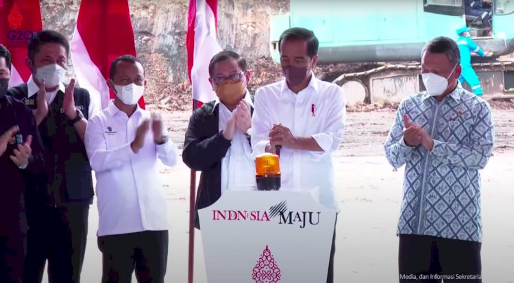 Presiden Jokowi melakukan groundbreaking proyek hilirisasi batu bara menjadi DME, di Muara Enim. (repro/rmolsumsel.id)