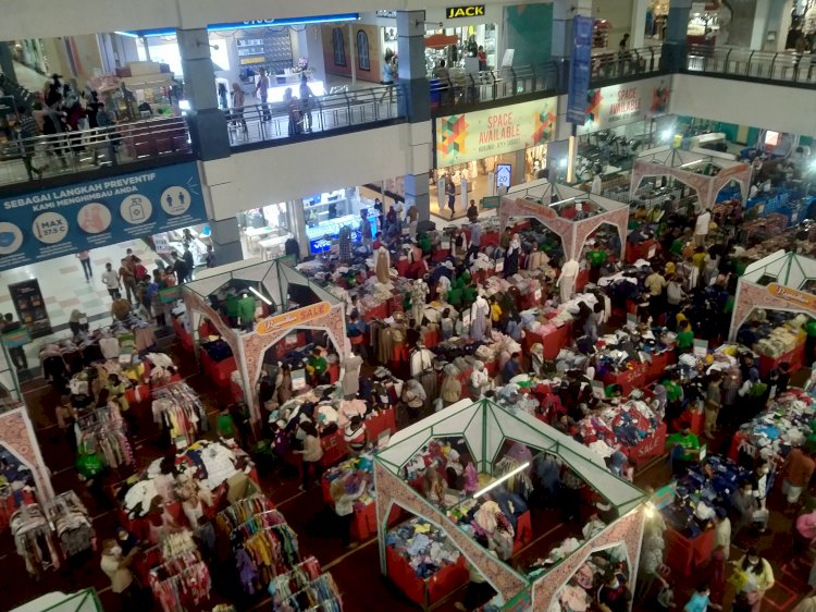 Ribuan warga memadati salah satu p usat perbelanjaan di Kota Palembang untuk membeli pakaian lebaran. (Humaidy Aditya Kenedy/RmolSumsel.id). 