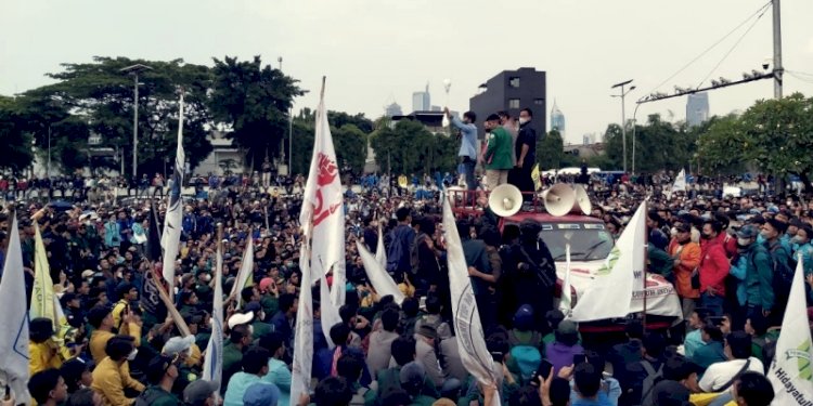 Mahasiswa orasi di depan Gedung DPR RI/RMOL