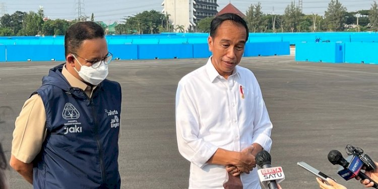 Presiden Jokowi didampingi Anies Baswedan tinjau sirkuit Formula E di kawasan Ancol Timur, Jakarta Utara, Senin (25/4)/RMOLJakarta