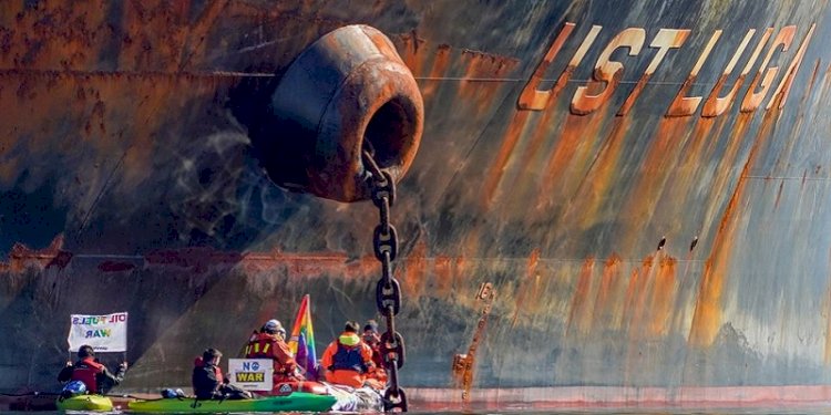 Kapal tanker minyak Ust Luga disaat berlabuh ke pelabuhan Slagen Exxon Mobil, Norwegia dihalang oleh aktivis Greenpeace, Senin (25/4) /Net
