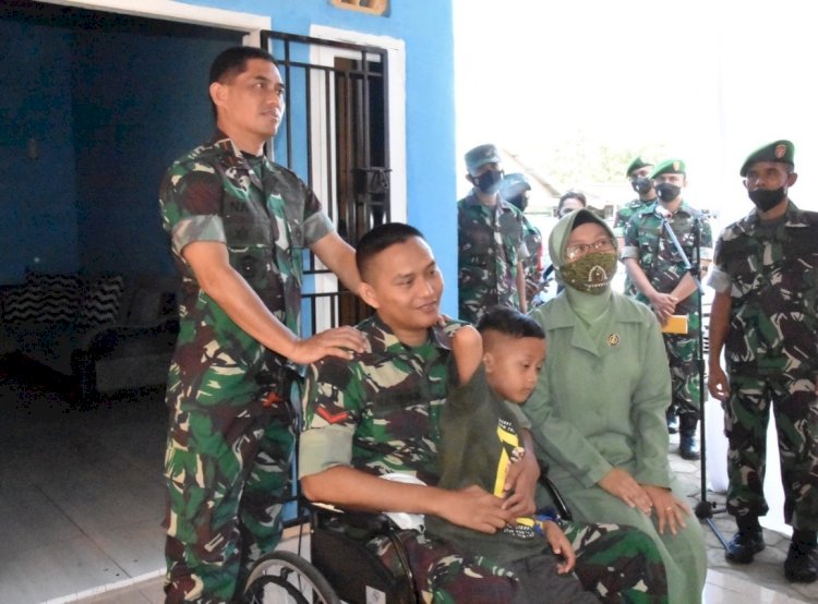 Kopda Hibban Syarbain, Mantan Personel Satgas Yonkomposit TNI Konga XXXV-UNAMID Sudan Tahun 2018, yang mengalami cacat lumpuh total, menerima Asuransi Disability./ist