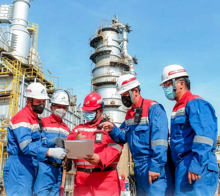Pegawai Kilang Pertamina Plaju tengah berdiskusi mengenai produksi BBM. (pertamina_ru3/rmolsumsel.id) 