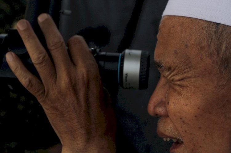 Petugas dari Kantor Wilayah Kementerian Agama Sumsel sedang mengamati hilal dari teleskop. (Humaidy Aditya Kenedy/Dok RmolSumsel.id). 