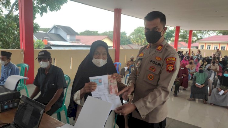 Penyaluran BTP minyak goreng. (Noviansyah/rmolsumsel.id)