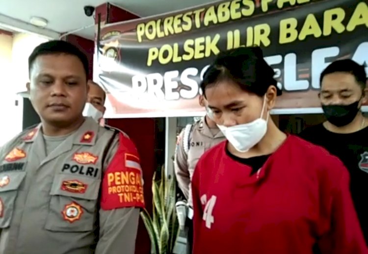 Kurniah (27) yang menjadi tersangka jual beli Narkotika jenis Sabu-sabu dan berhasil diamankan Tim Polsek IB I Palembang. (Mita Rosnita/RmolSumsel.id). 