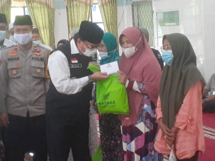 Pj Bupati Muara Enim, Nasrun Umar saat menyalurkan zakat mal kepada para penerimanya. (Noviansyah/rmolsumsel.id)