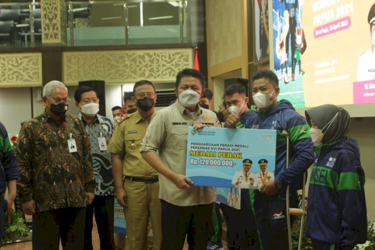 Gubernur Sumsel Herman Deru membagikan bonus atlet peraih medali pada PON XX Papua dan Peparnas XVI di Graha Bina Praja. (kenedy/rmolsumsel.id)