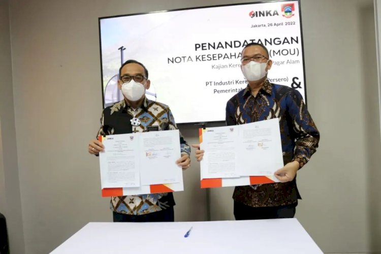 Wali Kota Pagar Alam Alpian Maskoni dan Dirut PT Inka (Persero) Budi Noviantoro menunjukkan naskah kerja sama kajian pembangunan kereta gantung di kawasan wisata Gunung Dempo. (Humas Kota Pagar Alam/rmolsumsel.id)