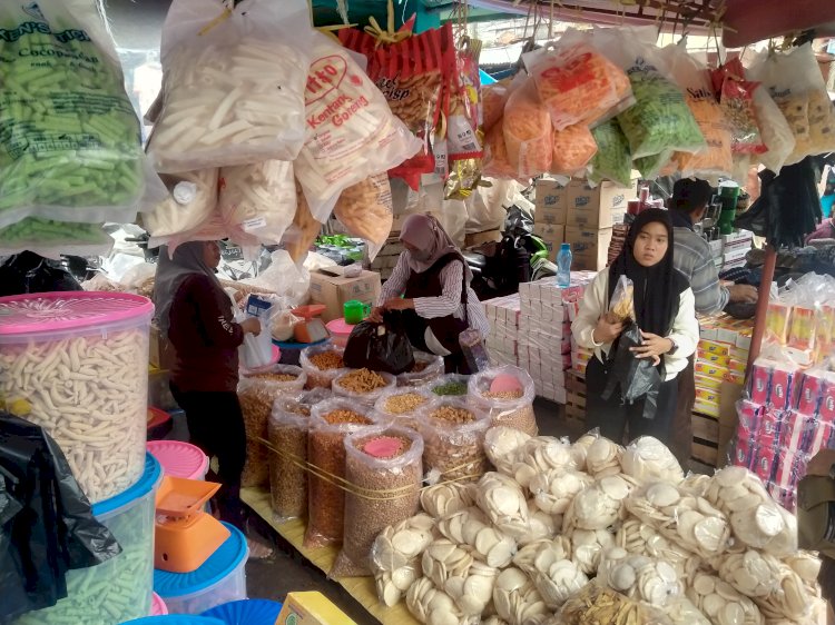 Penjualan kue di Palembang alami peningkatan drastis jelang lebaran. (Humaidy Aditya Kenedy/Rmolsumsel.id) 