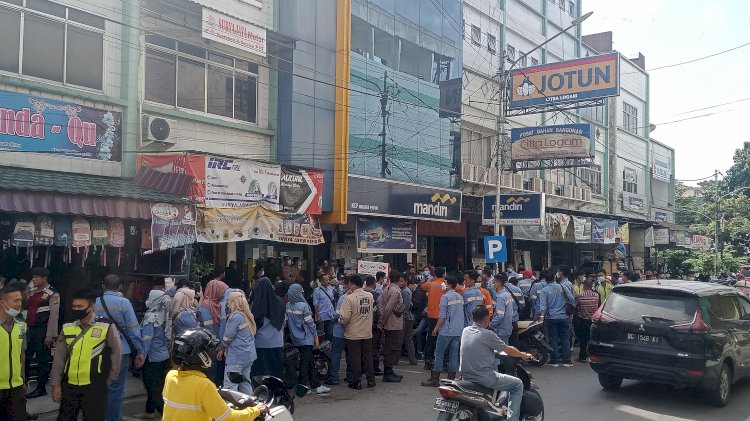 Suasana saat ratusan karyawan Titan Group  mendatangi kantor Bank Mandiri. (Noviansyah/rmolsumsel.id)