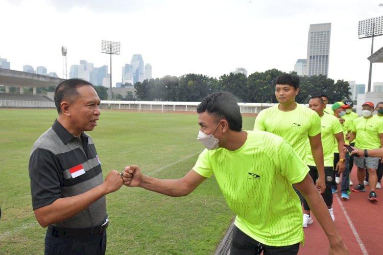 Sprinter Indonesia Lalu Muhammad Zohri menyapa Menpora Zainudin Amali yang mengunjungi Pelatnas PB PASI di Stadion Madya Gelora Bung Karno (GBK), Senayan, Jakarta Pusat, Rabu (27/4). (Kemenpora/rmolsumsel.id)
