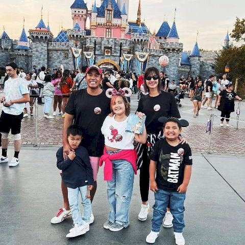 Nia Ramadhani dan suaminya Ardi Bakrie bersama anak-anak liburan ke Disneyland, Amerika Serikat. (ramadhaniabakrie/rmolsumsel.id)