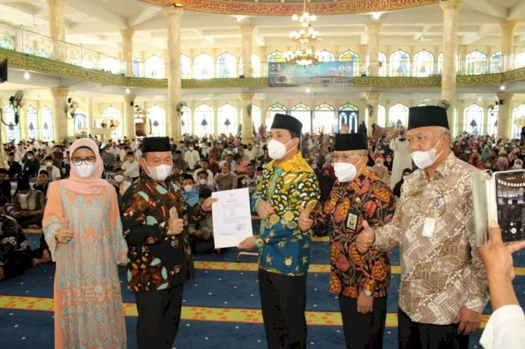 Wali Kota Lubuklinggau SN Prana Putra Sohe menyerahkan SK Plt Sekda kepada Imam Senen, Kamis (28/4). (Diskominfo Lubuklinggau/rmolsumsel.id)