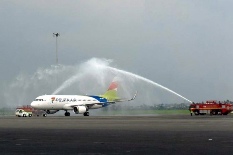 Tradisi Water Salute sebelum pesawat Pelita Air terbang perdana menuju Bali dari Bandara Soekarno-Hatta, Kamis (28/4). (erickthohir/rmolsumsel.id)
