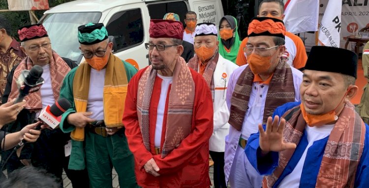 Presiden PKS Ahmad Syaikhu (kedua dari kiri), kepada wartawan di Kantor DPP PKS/RMOL