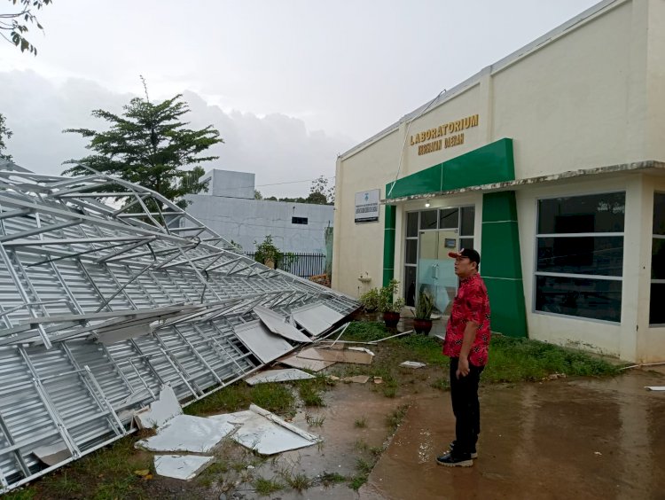 Angin puting beliung menghantam sejumlah wilayah di Musi Rawas yang mengakibatkan puluhan rumah dan fasilitas umum rusak. (Ist/Rmolsumsel.id). 