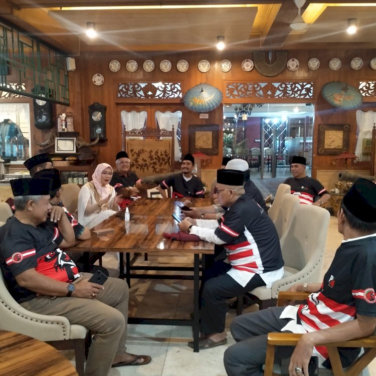 Ketua Pimda PKN Sumsel Lucianty bersama para pengurus partai. (Ist/Rmolsumsel.id). 
