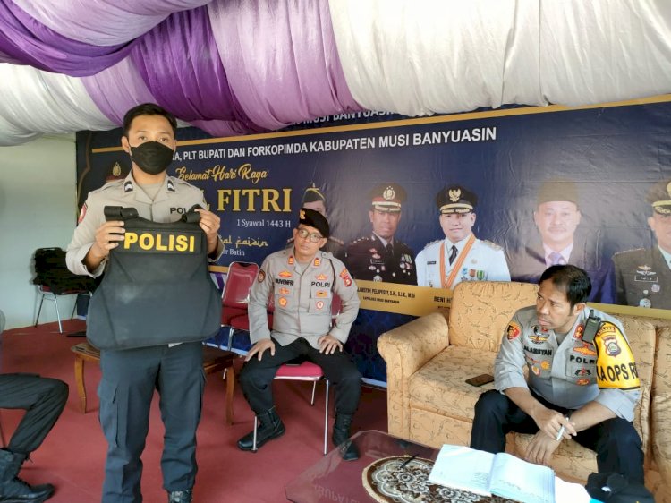 Kapolres Muba AKBP Alamsyah Pelupessy saat meninjau pos pengamanan mudik lebaran di Jalinteng. (Ist/rmolsumsel.id). 