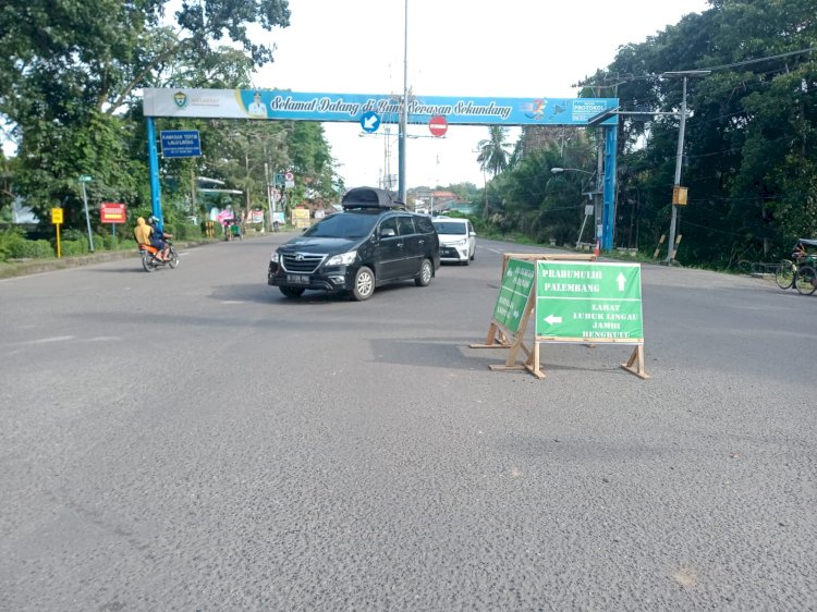 Jalinsum di Muara Enim mulai dipadati kendaraan pemudik, meski begitu kondisi lalu lintas ramai lancar. (Noviansyah/Rmolsumsel.id). 