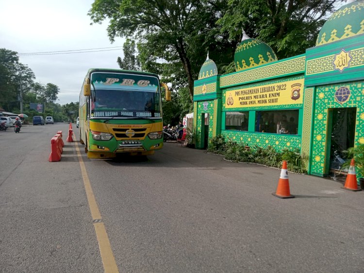 Pos Ops Ketupat Musi 2022 di jalan lintas tengah Sumatera, jembatan Enim 2 Kota Muara Enim. (Noviansyah/Rmolsumsel.id). 