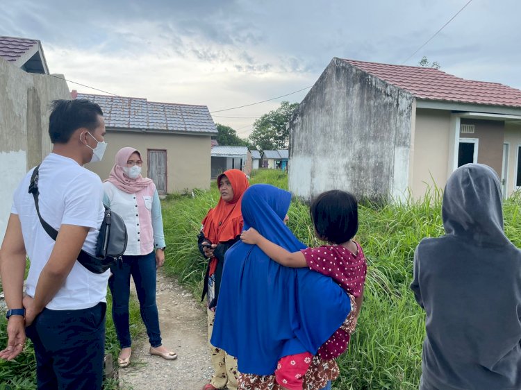 Petugas Satreskrim Polrestabes Palembang saat memintai keterangan korban sekap di Palembang. (Istimewa/rmolsumsel.id)