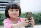 Waspada, Ini Bahaya Terlalu Sering Main Smartphone pada Anak