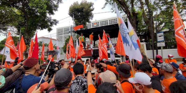 Massa dari Partai Buruh melakukan aksi unjuk rasa di depan Gedung KPU RI. (rmol.id)