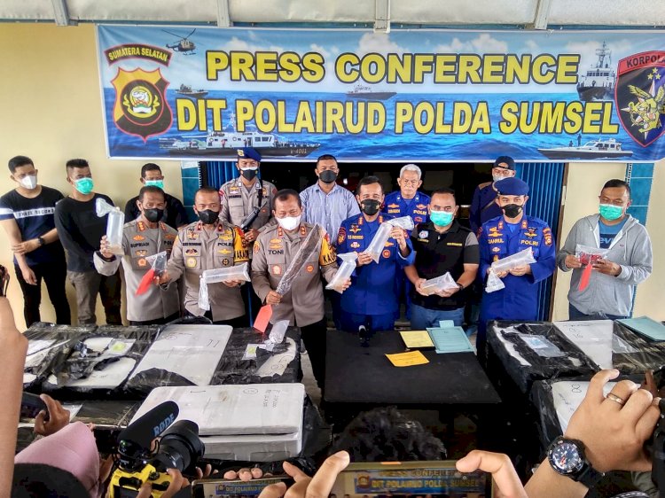 Kapolda Sumsel Irjen Toni Harmanto menunjukkan barang bukti yang digunakan ABK kapal hantu untuk mengancam anggota Polairud yang menangkapnya. (Ist/rmolsumsel.id) 