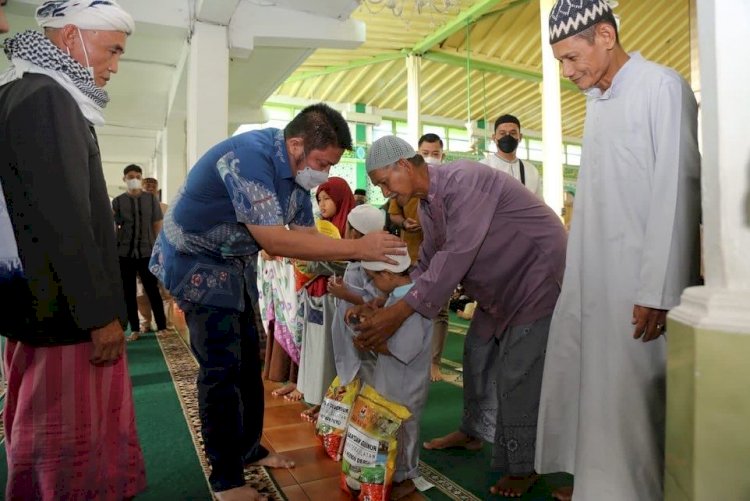 Gubernur Sumsel Herman Deru saat menyerahkan bantuan kepada anak yatim dan duafa di Masjid Kiai Muara Ogan Kertapati, Palembang, Minggu (1/5). (Humas Provinsi Sumsel/rmolsumsel.id)