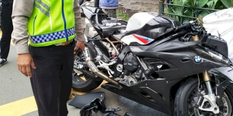 Motor BMW S1000RR yang dikendarai korban YPN mengalami kerusakan usai tabrakan dengan mobil di dekat pintu masuk Senayan Avenue. (rmoljakarta.id)