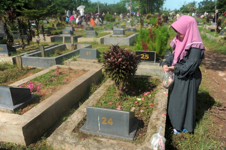 Warga memadati tempat pemakaman Umum di Kota Palembang hari pertama lebaran. (Amarullah Diansyah/RMOLSumsel.id). 