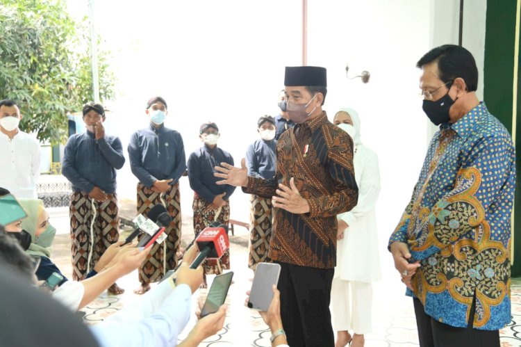 Presiden Jokowi dan Sultan Hamengkubuwono X memberikan keterangan pers, di Keraton Yogyakarta, Senin (02/05/2022). (Foto: BPMI Setpres/Lukas). 
