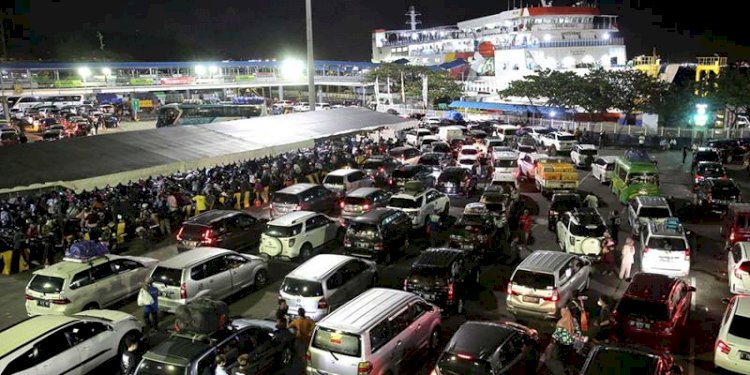 Antrean parav kendaraan pemudik di Pelabuhan Merak pada puncak arus mudik beberapa hari lalu. (rmol.id)