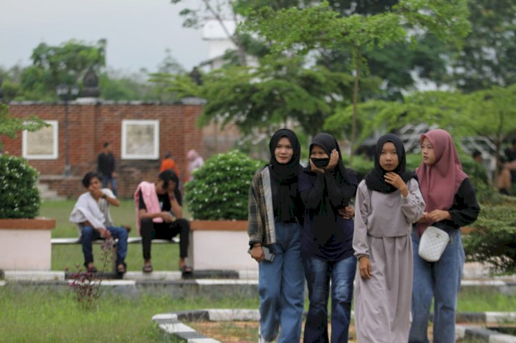 Pengunjung menikmati suasana di objek wisata Candi Bumi Ayu yang berlokasi di Kabupaten PALI. (Humaidy Kenedy/rmolsumsel.id)