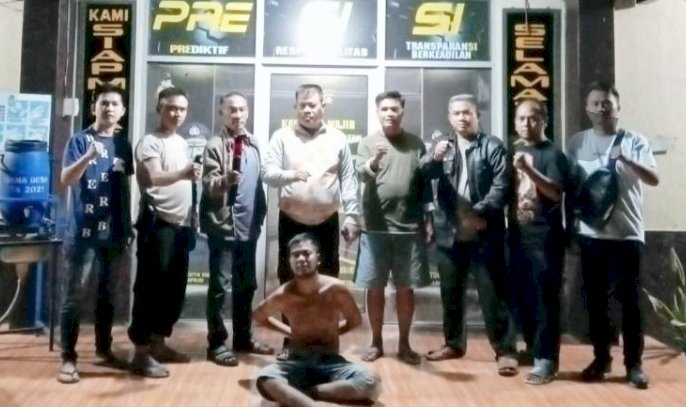 Tersangka Ifransyah saat diamankan di Mapolsek Tanjung Raja. (Ist/rmolsumsel.id)