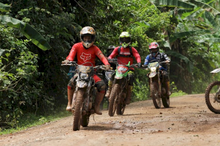 Biker trail mengikuti Trail Adventure di Kabupaten PALI, Rabu (4/5). (Humaidy Kenedy/rmolsumsel.id)