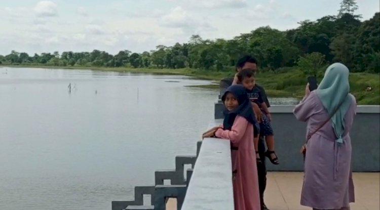 Wisatawan saat berswafoto di pinggir Danau Ulak Lia. 