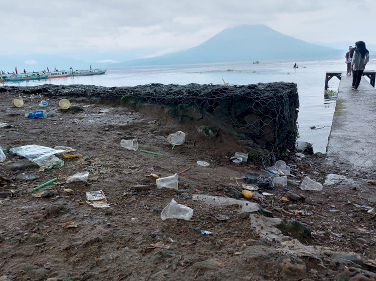 Objek wisata Danau Ranau dipenuhi sampah plastik yang membuat lingkungan tercemar dan mengurangi keindahan pemandangan alam sekitar/RMOL