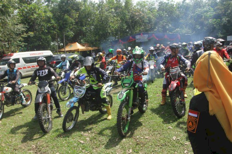 Peserta Trail Adventure di Kecamatan Tanah Abang, Kabupaten PALI saat berada di garis start. (Humaidy Kenedy/rmolsumsel.id)