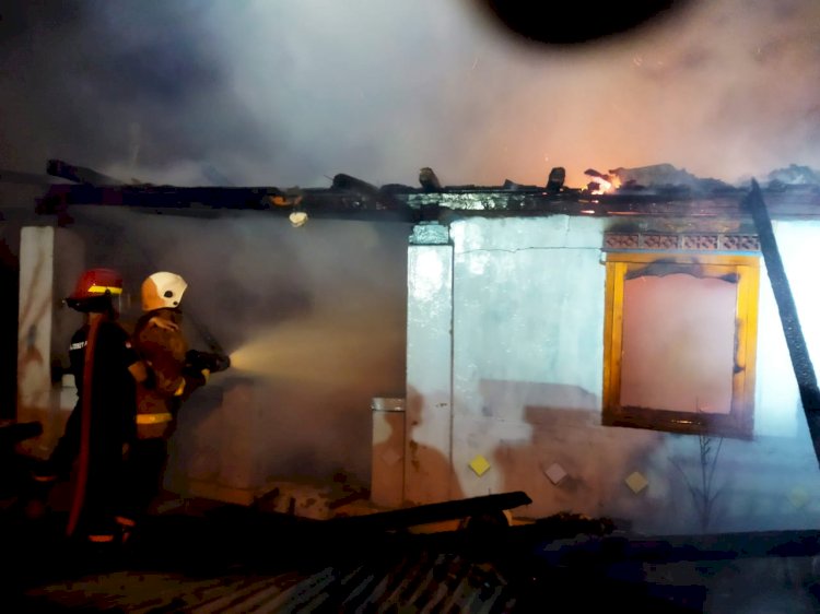 Petugaa memadamkan api yang membakar rumah warga di Muara Enim 